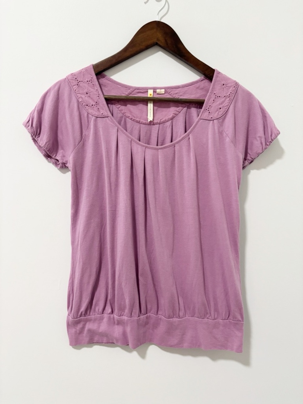 Little Yellow Button Scoop Neck Short-Sleeve Tee Womens Sz Small Lavender Eyelet